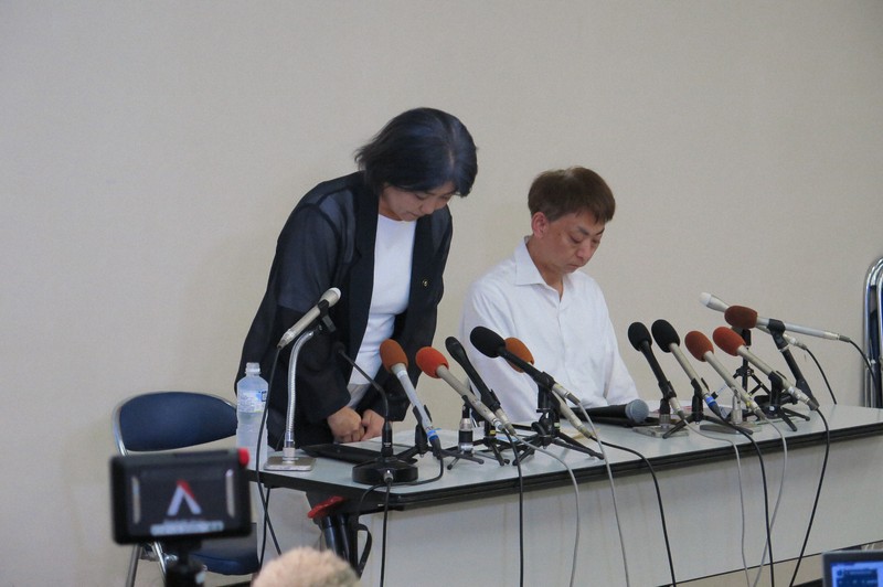 記者会見に臨む伊東市の田久保真紀市長（左）＝静岡県伊東市の市観光会館で2025年7月31日、若井耕司撮影
