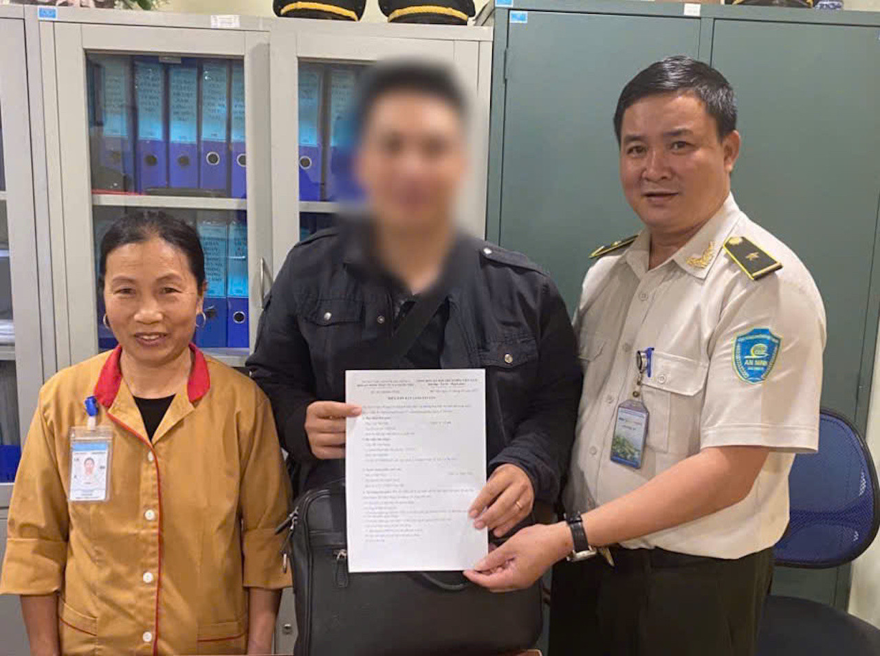 'Bí mật' bên trong chiếc túi màu nâu sẫm bỏ quên giữa trưa ở sân bay Nội Bài