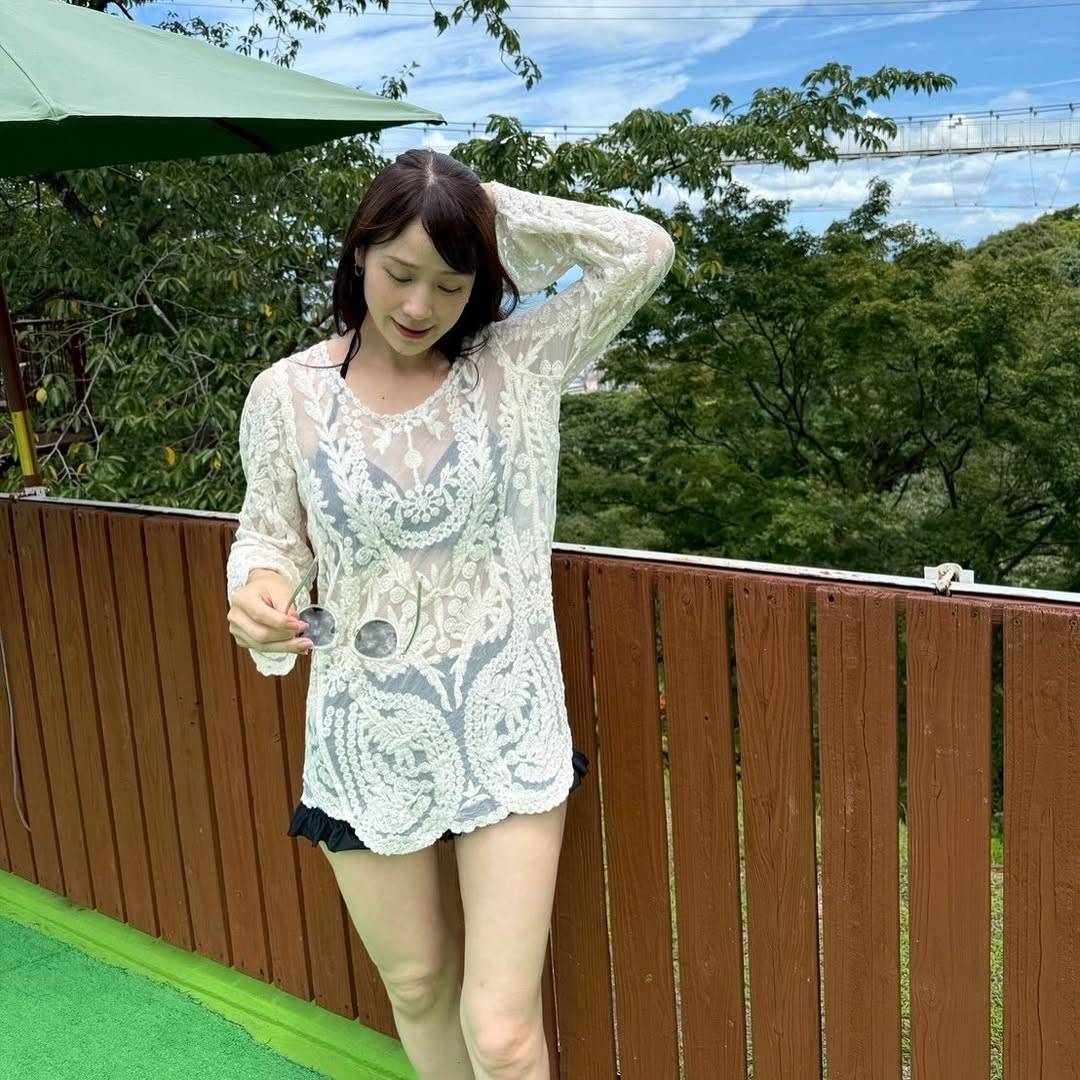 「この水着を着たくて…」〝スケスケ〟ショット！ダイエット成功のタレントに脚光「これがモデルのプロ根性」「脚ながっ！」「驚きです!!」