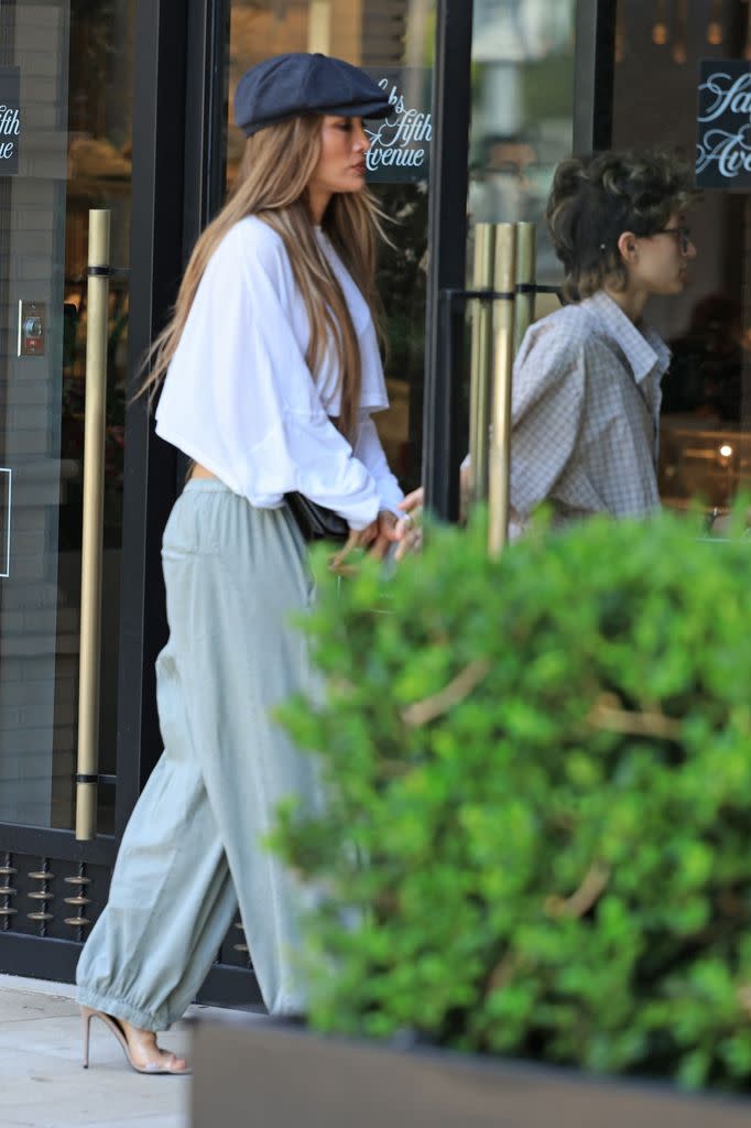 Jennifer Lopez y su hija Emme en una salida de compras en Beverly Hills.