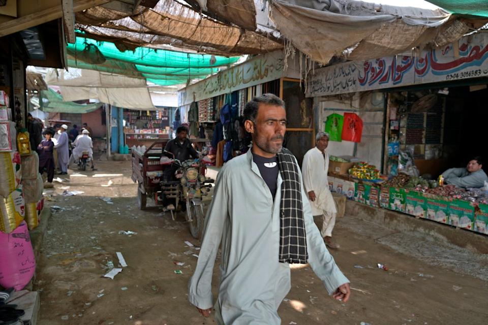 Varias personas caminan por un mercado en la ciudad costera de Gwadar, ubicada en la provincia suroccidental de Baluchistán, Pakistán (Copyright 2025 The Associated Press. All rights reserved.)