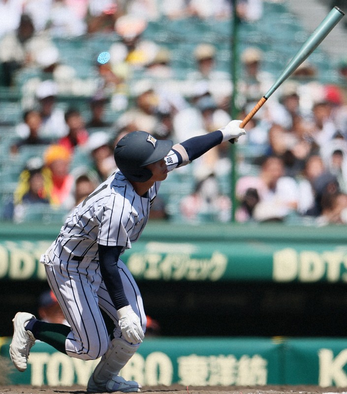 【宮崎商－開星】延長タイブレーク十回裏開星無死満塁、前田が犠飛を放つ＝阪神甲子園球場で2025月8月6日、前田梨里子撮影