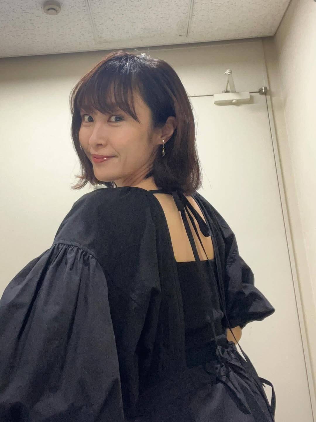 人気芸人の48歳妻〝せ、せ、背中がせくすぃー〟ショットに「クラクラしちゃう」「急に艶やかで色っぽい」「たまには魅せて見せて」