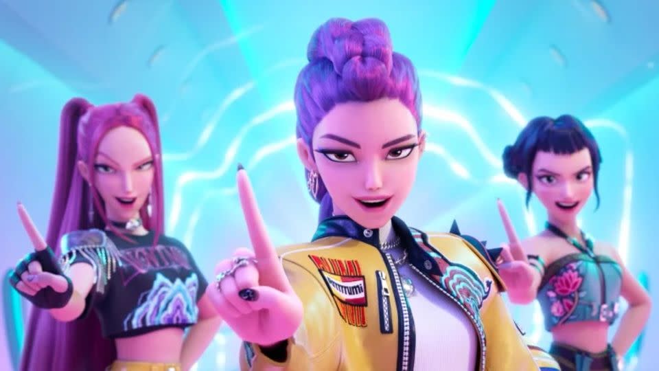 Mira, Rumi y Zoey son Huntr/x, superestrellas ficticias del K-pop que protegen a sus fans usando sus identidades secretas como cazadoras de demonios. - Netflix