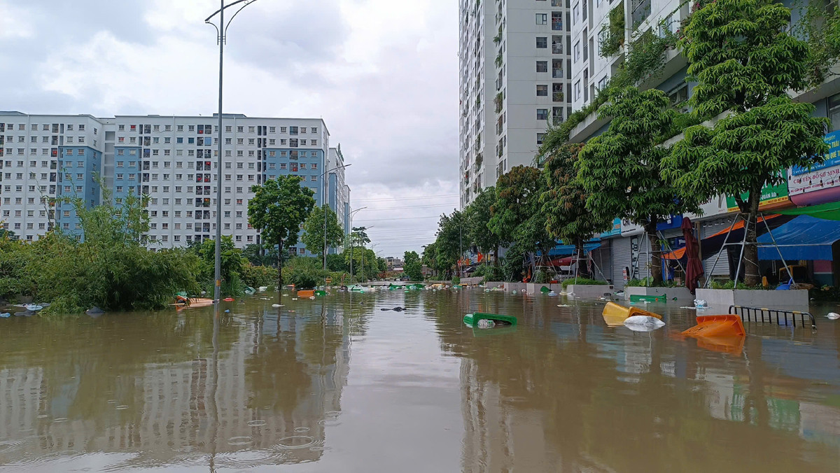 Chung cư ở Hà Nội thành 'ốc đảo' sau mưa lớn, loạt ô tô dưới hầm bị nước bủa vây