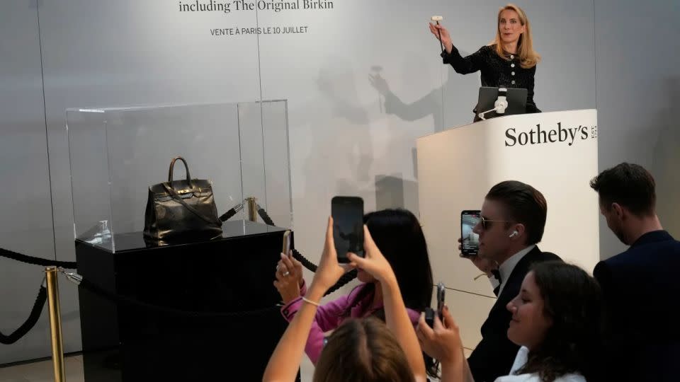 El bolso Birkin original expuesto en la sala de Sotheby’s en París durante la dramática subasta del mes pasado. - Michel Euler/AP