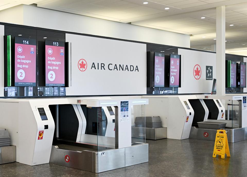 Sobrecargos de Air Canada desafían orden de regresar al trabajo; mantienen huelga