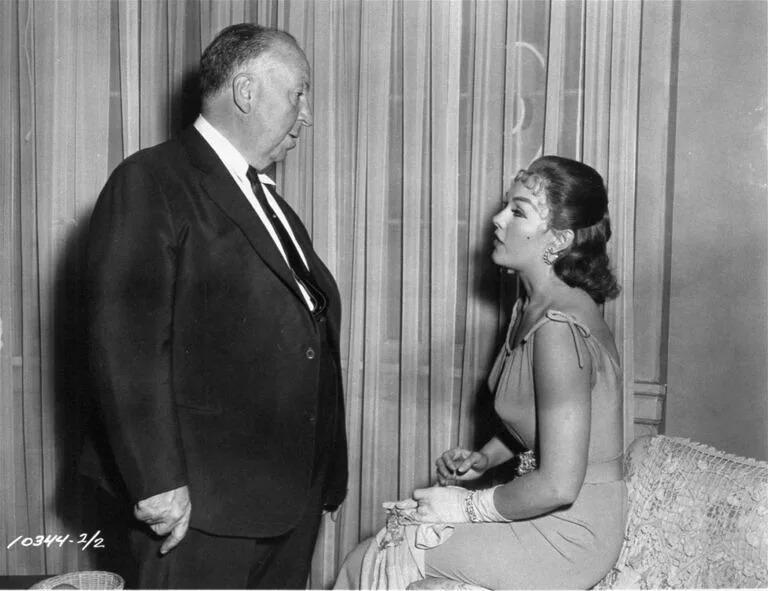 El director Alfred Hitchcock conversa con la actriz Kim Novak en el set de Vértigo