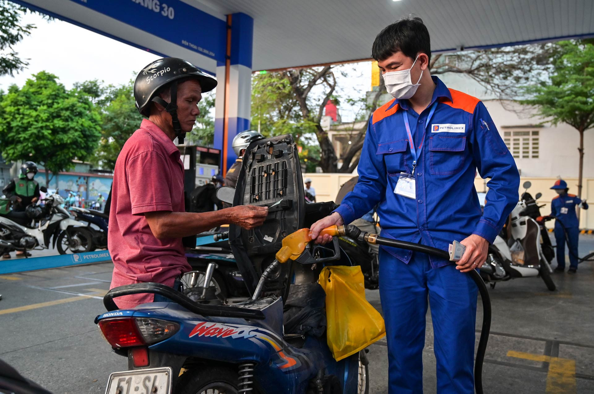 Dự báo giá xăng ngày mai: Sẵn sàng cho cú 'quay xe'