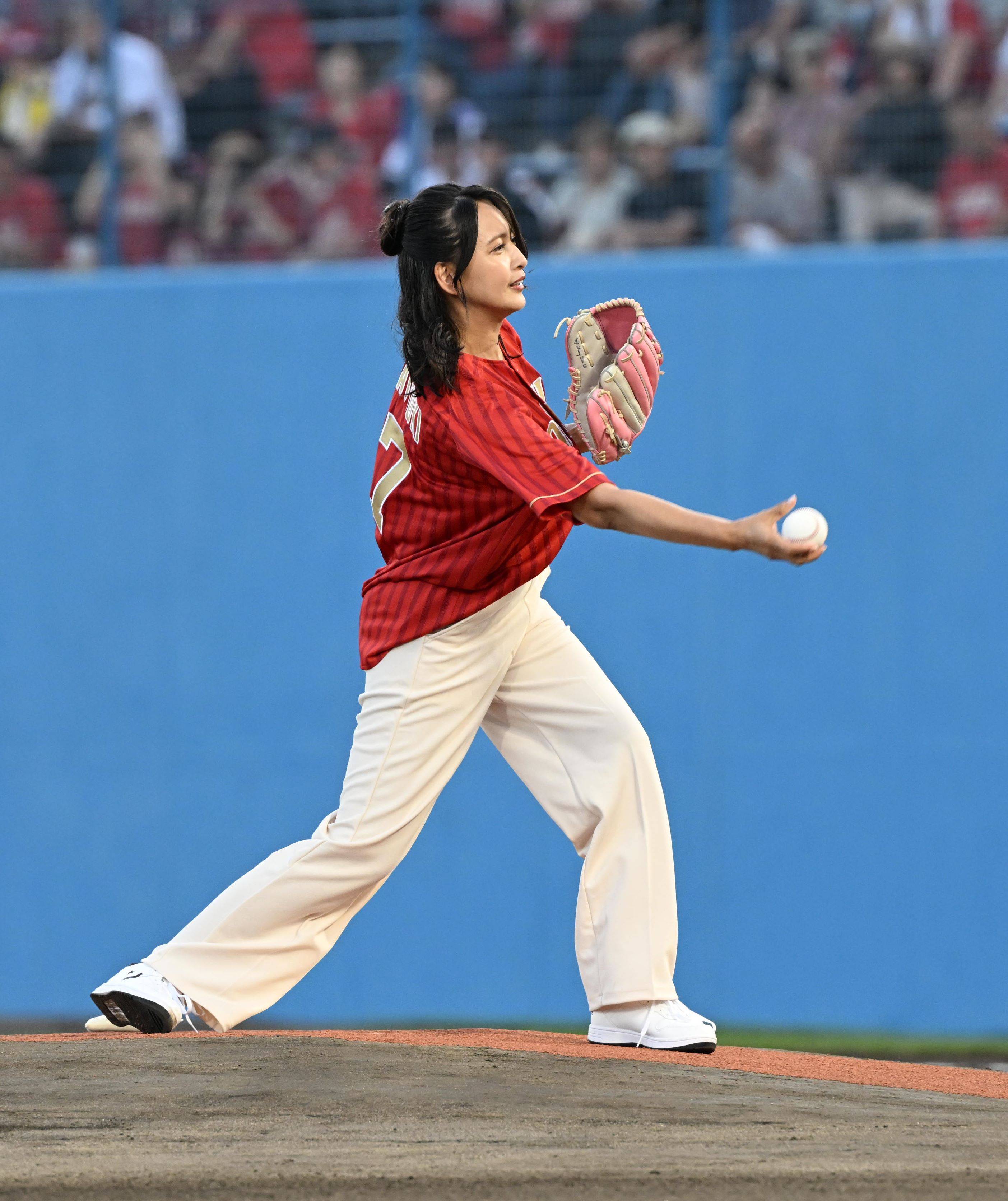 「水原勇気みたい」40歳人気女優〝まさかの投法〟にSNS騒然「めっちゃフォーム決まってる」「渋すぎ」