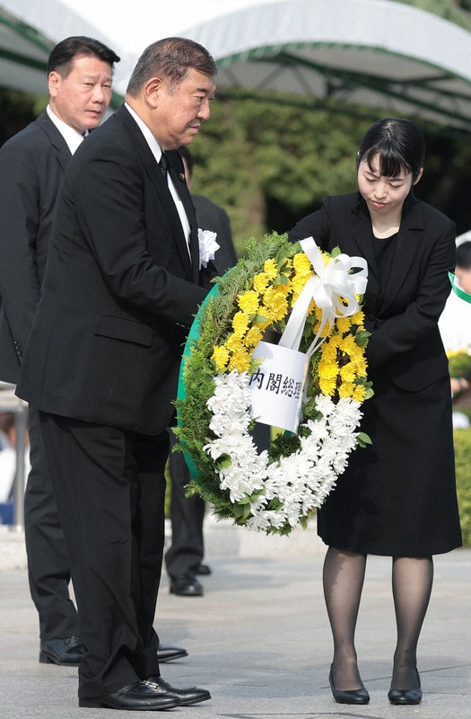 献花する石破茂首相＝広島市中区で2025年8月6日午前8時9分、中川祐一撮影