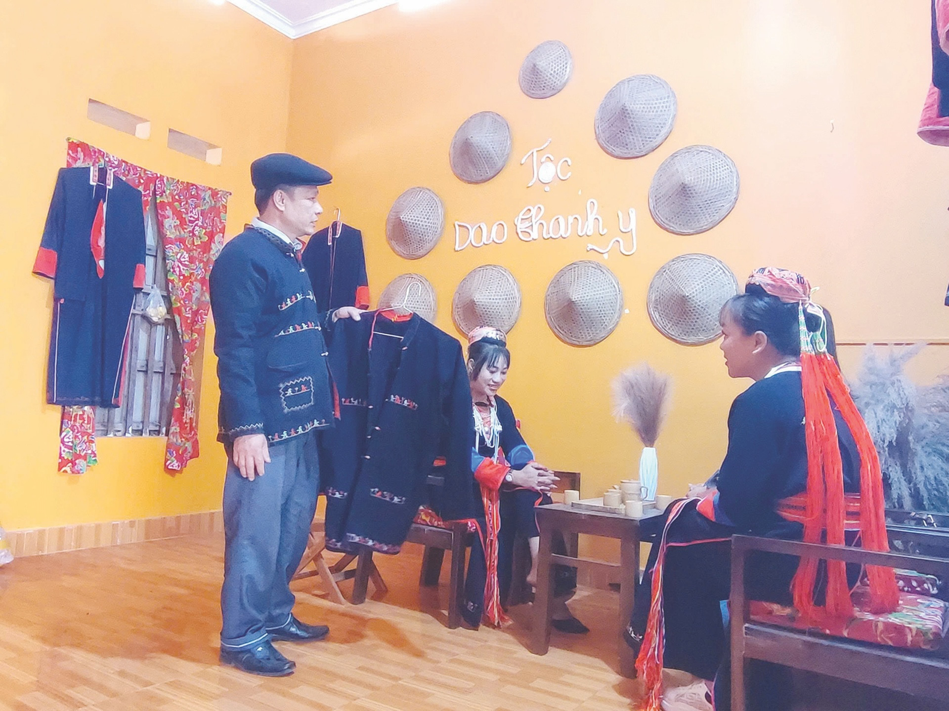 Khơi thông mạch nguồn văn hóa để phát triển bản làng
