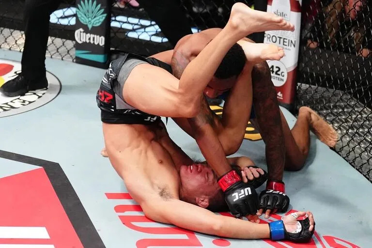 Un K.O. slam brutal y escalofriante que dejó impactados a todos los fanáticos de UFC