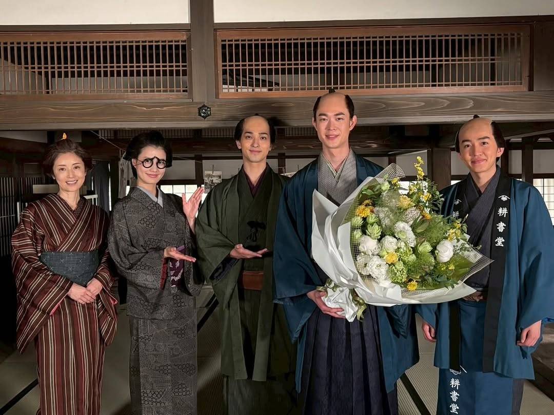人気女優との〝パートナー関係〟公表＆第1子誕生から1年…31歳俳優、べらぼうクランクアップ姿に反響「お侍姿、本当にお似合い」「素敵なプリンス」