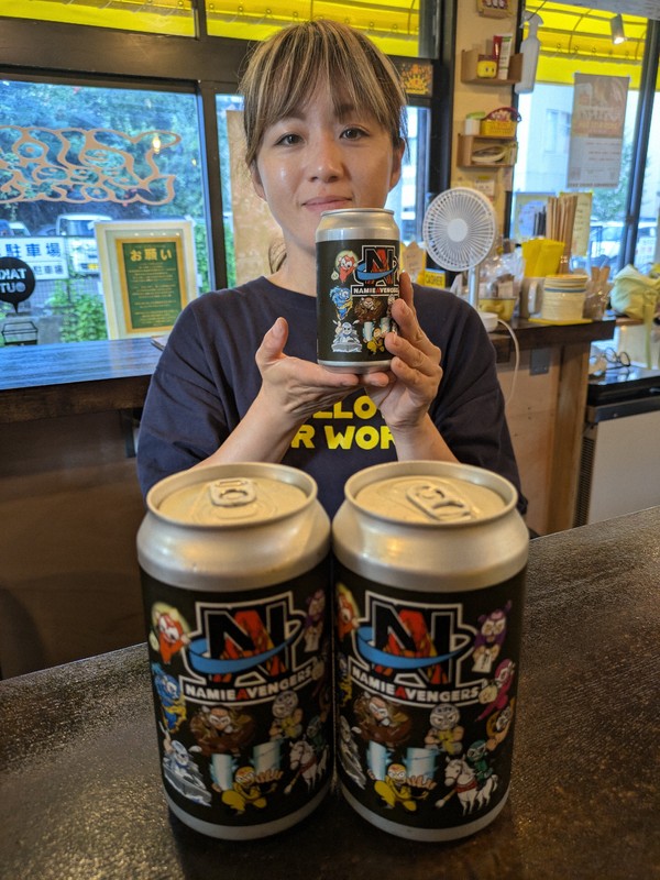 「タマネギの甘みで飲みやすく仕上がりました」と語る加藤絵美さん＝福島市大町のイエロービアワークス文化通り店で2025年8月18日午後5時20分、錦織祐一撮影