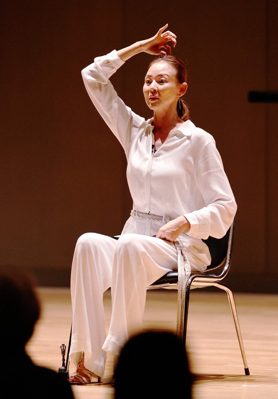 高野山夏季大学で閉講式　モデルのSHIHOさんが受講者とヨガ