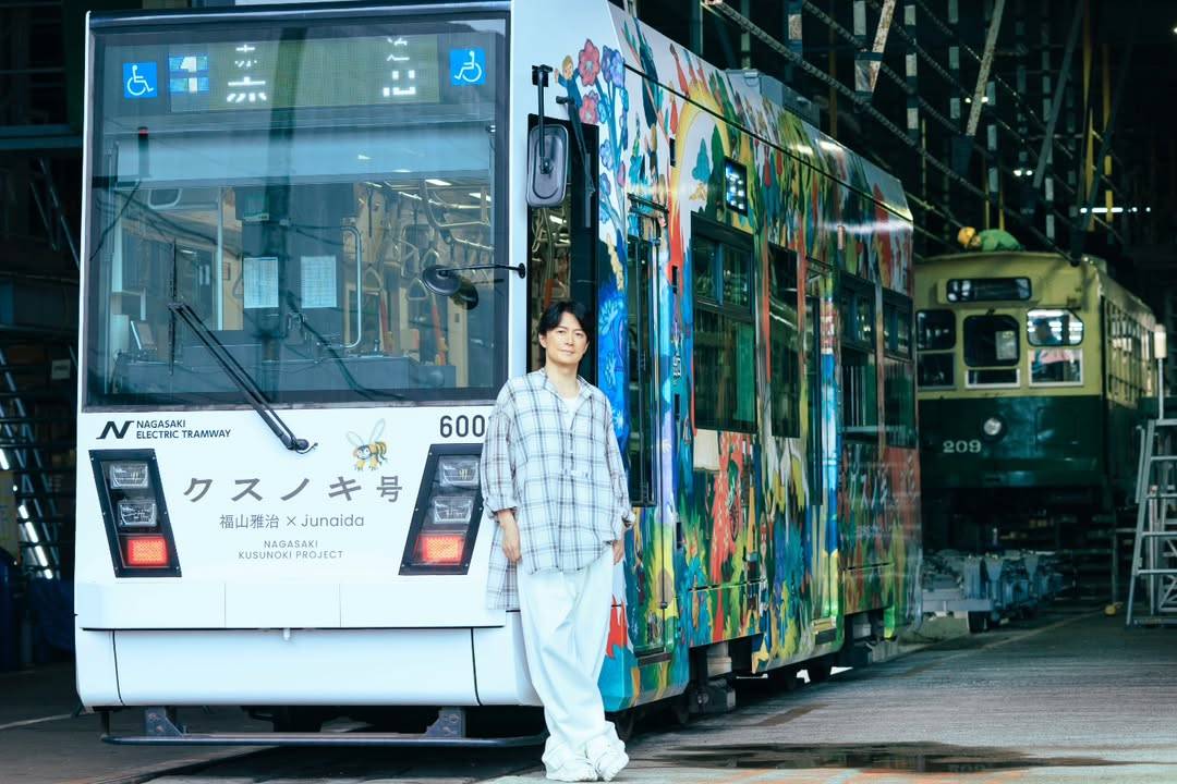 「車庫にましゃ様が」ラッピング電車と2ショットに反響…被爆2世・福山雅治が平和と長崎に込めた思い「長崎を誇りに思う行動」「絵になりますね」