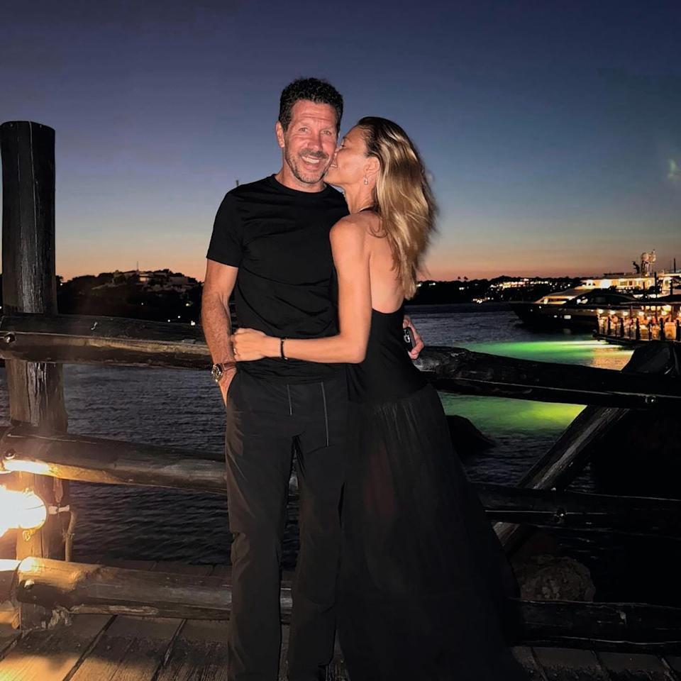 CARLA PEREYRA Y DIEGO SIMEONE SUS IMÁGENES MÁS DIVERTIDAS Y CÓMPLICES, EN IBIZA, CON SUS HIJAS