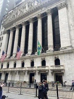 NY株反落、224ドル安　米景気の先行きに懸念、売り注文優勢