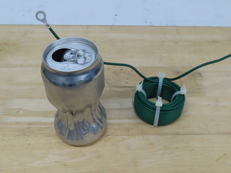アルミ缶にコイル（右）を巻いて電流を流すと、内側に向かう電磁力で缶が圧縮される。この力を用いて雷の電気エネルギーを圧縮空気に変換・充電する方法が研究されている＝東京都武蔵野市緑町3のNTT宇宙環境エネルギー研究所で2025年7月27日午後3時51分、三股智子撮影
