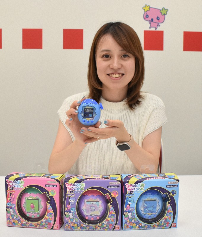 「今回のたまごっちは原点回帰」と話すバンダイトイ事業部の青柳知里さん＝東京都台東区にあるバンダイ本社ビルで7月24日、嶋田夕子撮影