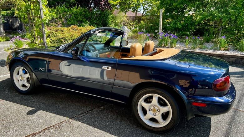 1996 Mazda MX-5 Miata M-Edition side with top down image
