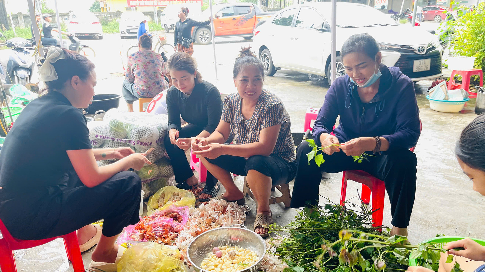 Tài sản bị lũ cuốn trôi, chủ nhà hàng vẫn nấu nghìn suất cơm miễn phí cho bà con