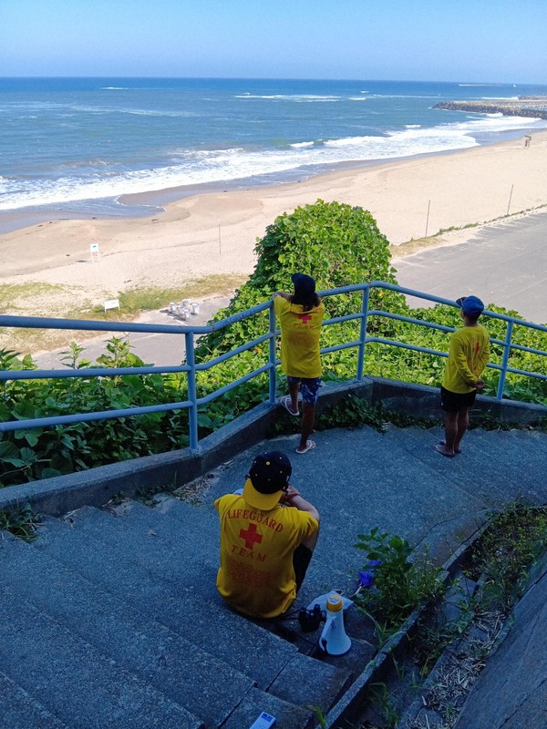 久慈浜海水浴場は津波注意報を受けてすぐに閉鎖され、海水浴客が立ち入らないようライフセーバーが監視していた＝茨城県日立市で2025年7月30日午後3時16分、田内隆弘撮影