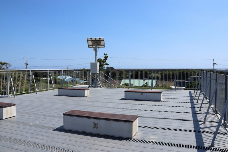 備品保管庫を兼ねたベンチ4基が配置された「砂町津波避難タワー」の避難スペース。屋根も壁もなく、炎天下にさらされている＝浜松市中央区舞阪町舞阪で2025年7月30日午後、照山哲史撮影