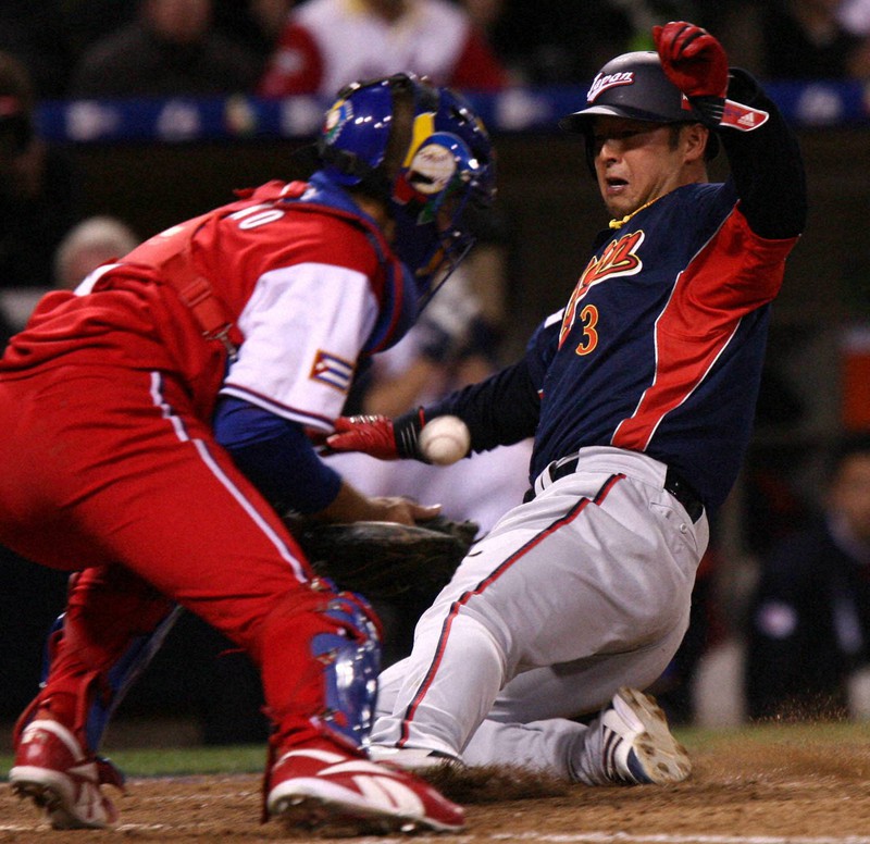 WBC決勝【キューバ6－10日本】九回表日本1死満塁、小笠原の右犠飛で松中が三塁から生還（捕手・ペスタノ）＝米カリフォルニア州サンディエゴのペトコパークで2006年3月20日、山本晋撮影