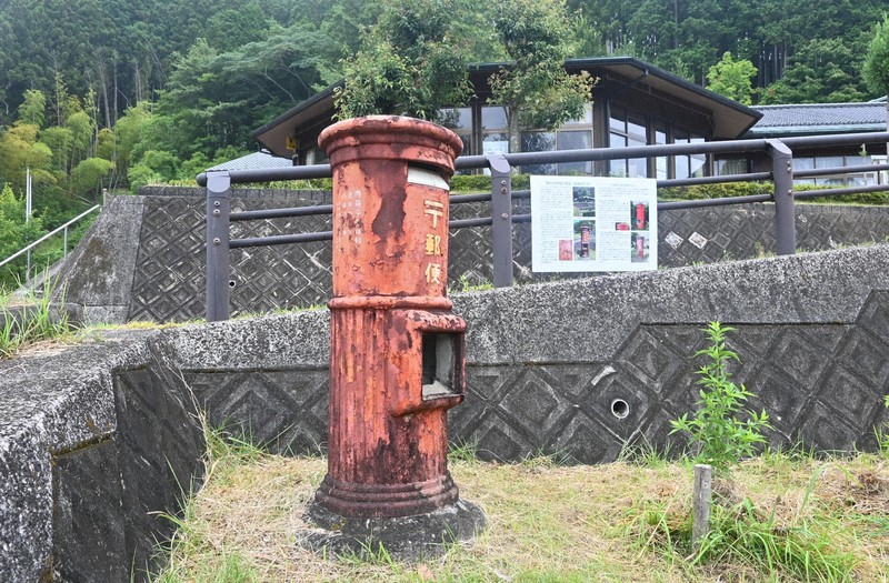 コンクリートで作られた郵便ポスト＝津市美杉町の美杉小で2025年8月10日午後0時25分、渋谷雅也撮影