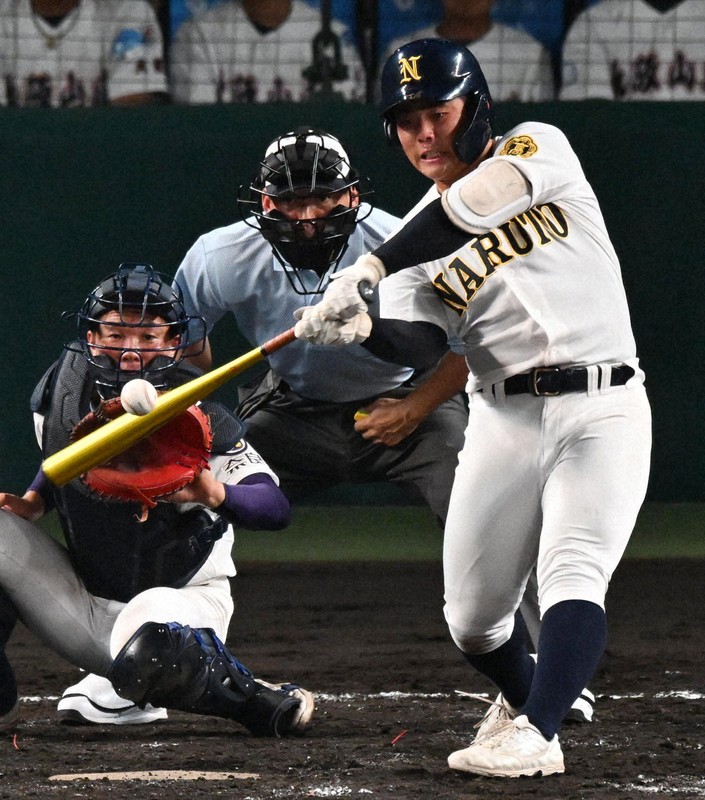 打球が夜空へ高々と　鳴門・橋本が鮮やかな同点2ラン　夏の甲子園