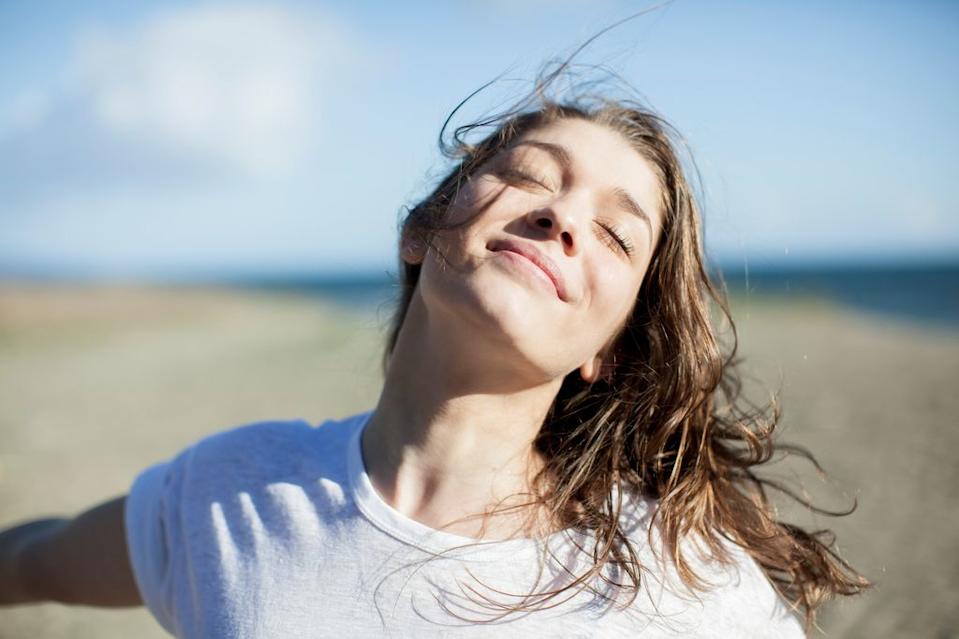 Mujer sonriendo con el viento en la cara