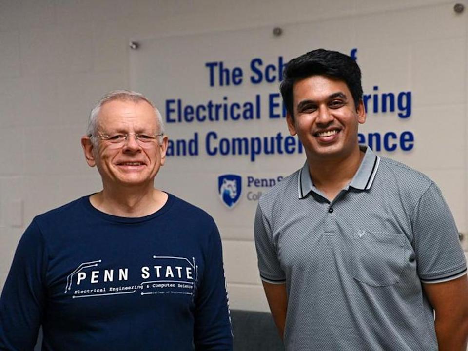 Victor Pasko, a la izquierda, catedrático de Ingeniería Eléctrica en la Escuela de Ingeniería Eléctrica e Informática de la Universidad Estatal de Pensilvania, y Zaid Pervez, estudiante de doctorado en Ingeniería Eléctrica, descubrieron la reacción en cadena que desencadena los rayos. También examinaron lo que se conoce como “rayo oscuro” (Caleb Craig / Penn State)