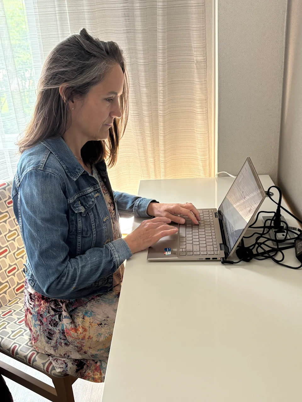 “Me encanta trabajar a distancia”, le dijo Theresa Kaiser, de 61 años, a Yahoo Finanzas. “Ya no intento escalar posiciones ni labrarme un nombre. Así que gran parte de esa presión ha desaparecido”. (Foto cortesía de Theresa Kaiser)