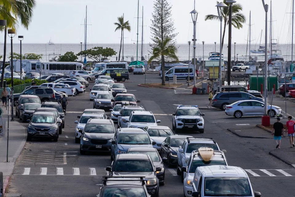 Hawaiian residents and visitors stuck in traffic in Oahu