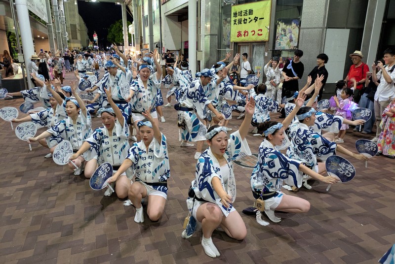 そろいの衣装で阿波踊りを披露する「あわぞう」の連員たち＝徳島市で2025年8月12日午後9時44分、山本芳博撮影