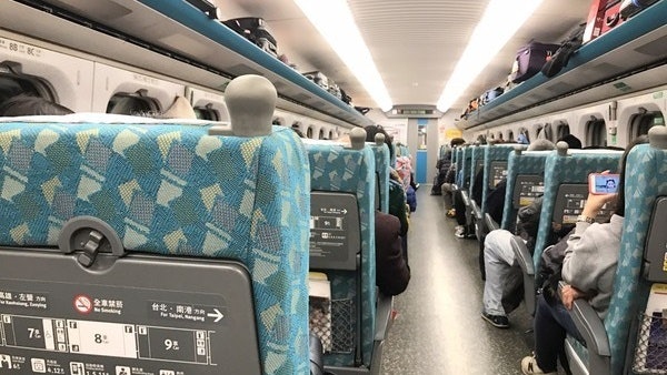 遏止不文明行為！台灣高鐵推新例：要求配戴耳機、講電話須到玄關
