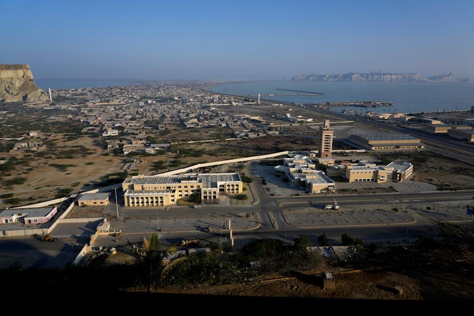 Vista de la zona recientemente urbanizada (abajo) y del centro de la ciudad desde lo alto de una colina en Gwadar, ciudad costera de Baluchistán, Pakistán, el 14 de enero de 2025 (Copyright 2025 The Associated Press. All rights reserved.)