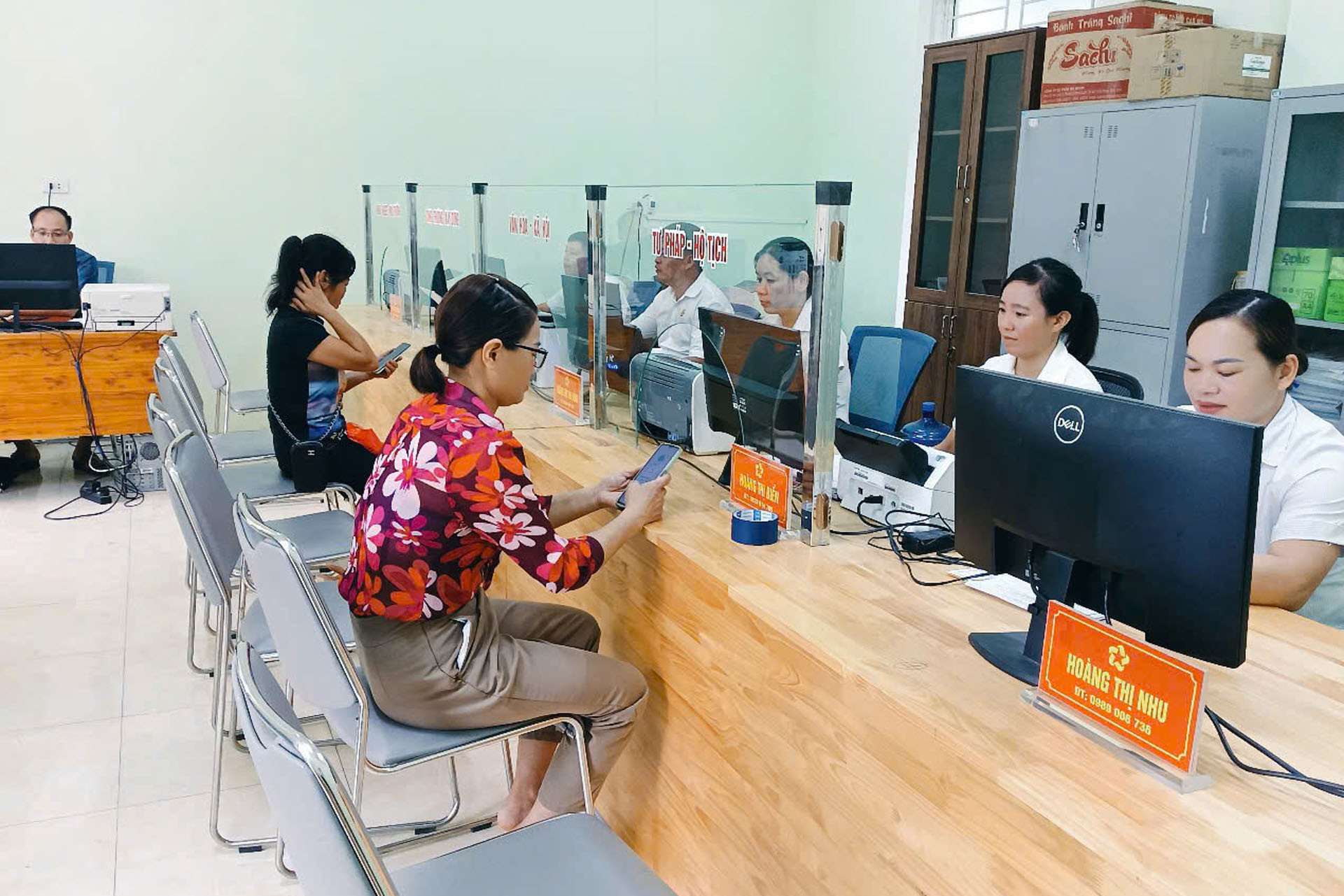 Công chức xã, phường: Việc nhiều, áp lực lớn, cần tăng lương hay tăng biên chế?