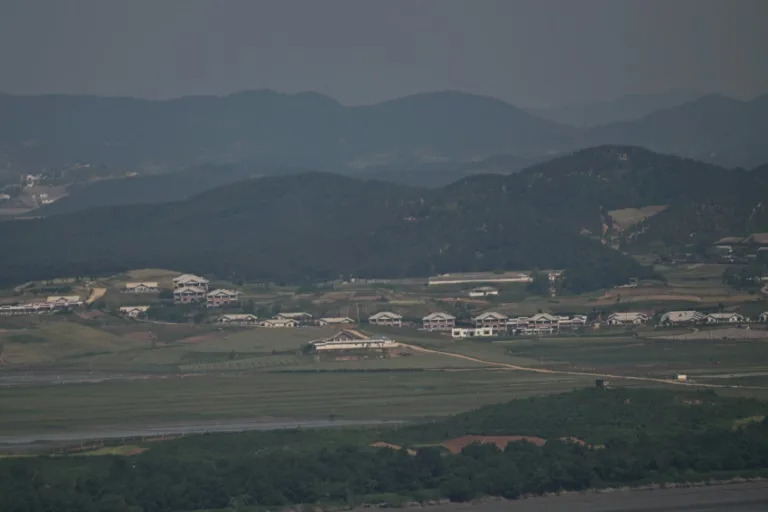 Seoul says fired warning shots after North Korean troops crossed border