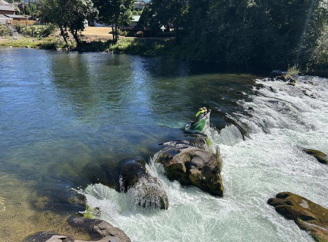 Rescuers rush to help boaters pinned between rocks on edge of waterfall in Oregon