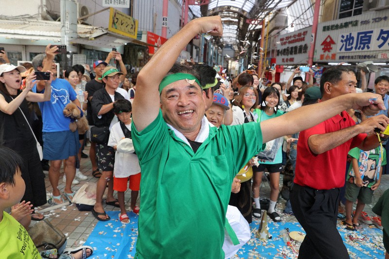 沖縄尚学が夏の甲子園で優勝し、カチャーシーを踊り喜ぶ人たち＝那覇市で2025年8月23日午後0時5分、喜屋武真之介撮影