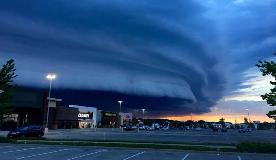 A shelf cloud associated with a line of severe storms rolls over Rochester, Minnesota on May 25, 2018. Credit: Whitney Tonne