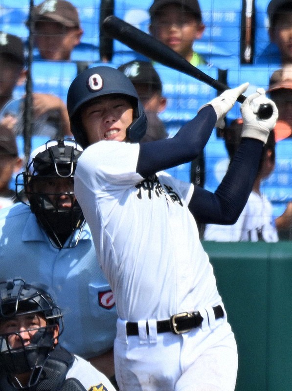 【沖縄尚学－仙台育英】延長タイブレーク十一回表沖縄尚学1死二塁、宜野座恵夢が適時三塁打を放つ＝阪神甲子園球場で2025年8月17日、西夏生撮影