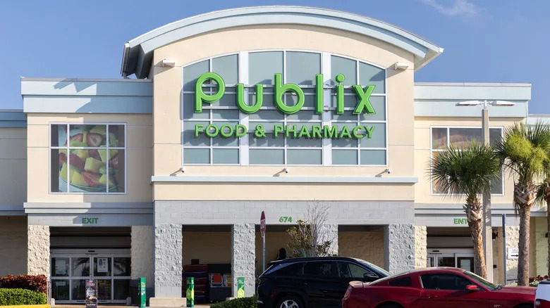 The large building storefront of a Publix on a sunny day
