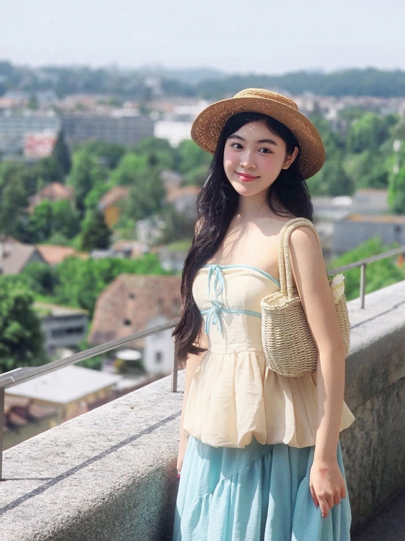 Lọ lem - con gái MC Quyền Linh đẹp nao lòng, BTV Hoài Anh VTV quyến rũ như tiểu thư