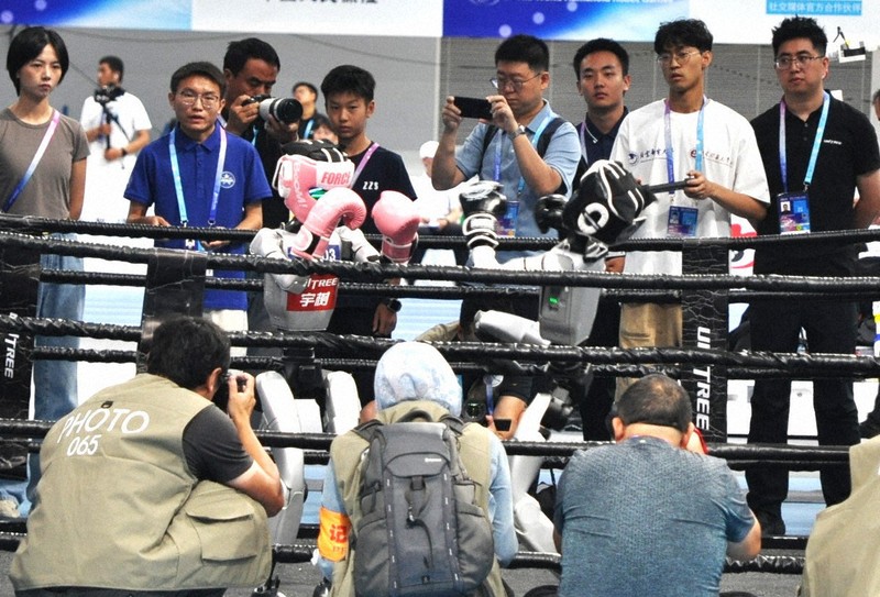 格闘種目で対戦する2体の人型ロボット＝北京市で2025年8月15日、畠山哲郎撮影