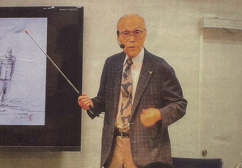 平和祈念展示資料館（東京都新宿区）で自らの体験を語る西倉さん＝西倉さん提供