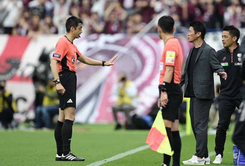 【FC東京－神戸】前半、岡部拓人主審（左端）の判定に抗議する神戸の吉田孝行監督＝味の素スタジアムで2025年5月10日、藤井達也撮影